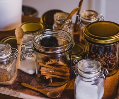 jak sundat lepidlo ze sklenice