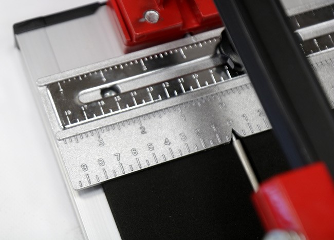 Použití řezačky na obklady poskytuje přesný výsledek.