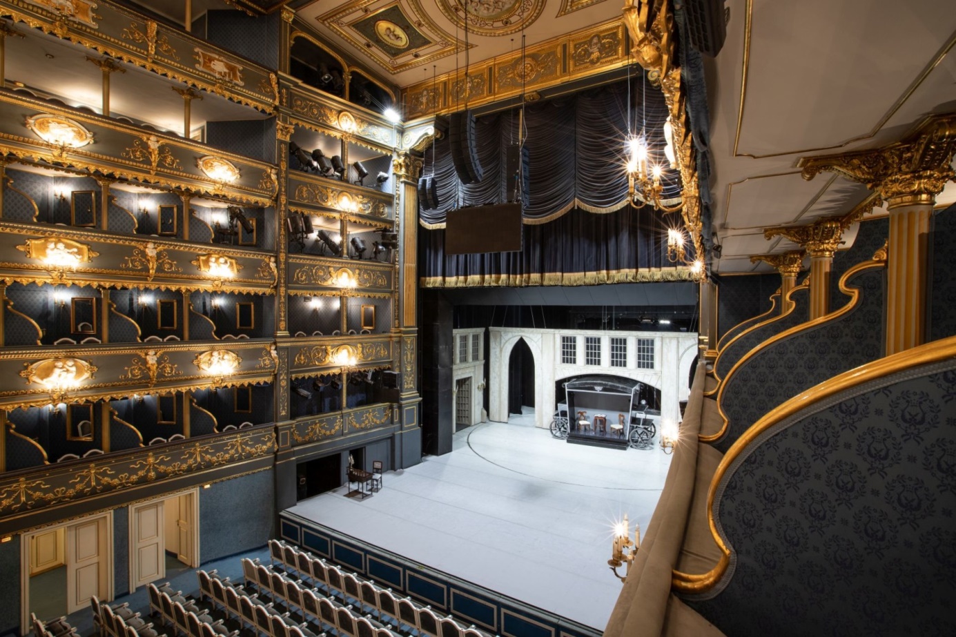 Ozvučení Stavovského divadla je navrhnuto co nejcitlivěji s ohledem na interiér divadelního sálu.