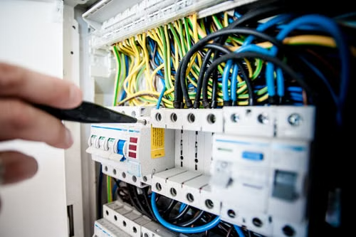 Dobře navržená rozvaděčová skříň vytváří dostatek prostoru pro přehledné vedení elektroinstalace.