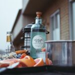 Návrh kanceláře pro společnost MOON - T- Agro využívá otevřené pracovní zóny, světlý kancelářský nábytek a barevné akustické paravány.